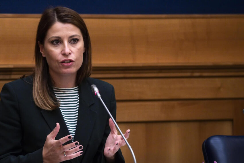 Banner pubblicitari espongono Camera, Difesa e Banca d’Italia: gravi rischi per le istituzioni. Piccolotti annuncia un’interrogazione parlamentare
